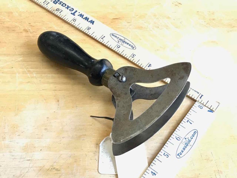 lot 466 image: Vintage Black Handled Dual-Blade Food Chopper