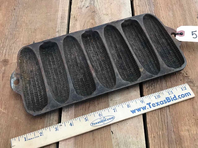 lot 545 image: Cast Iron Wagnerware Corn Stick Pan
