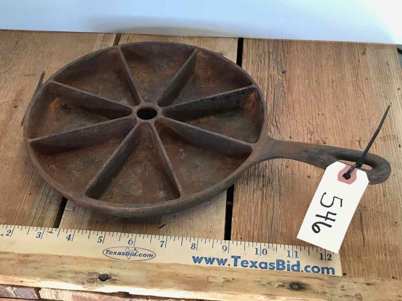 lot 546 image: Cast Iron #8 Cornbread Skillet