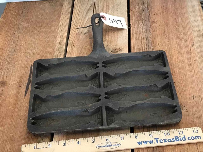 lot 547 image: Cast Iron Fish Corn Bread Skillet