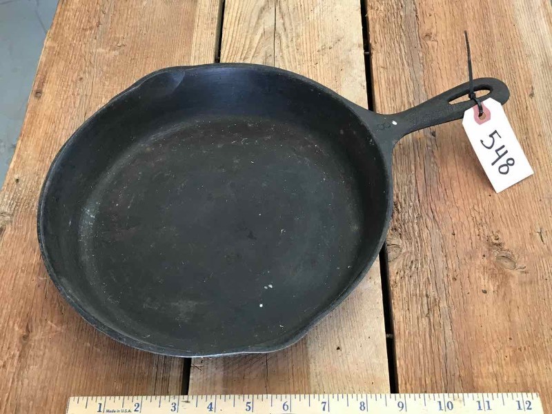 lot 548 image: Cast Iron Wagnerware Skillet