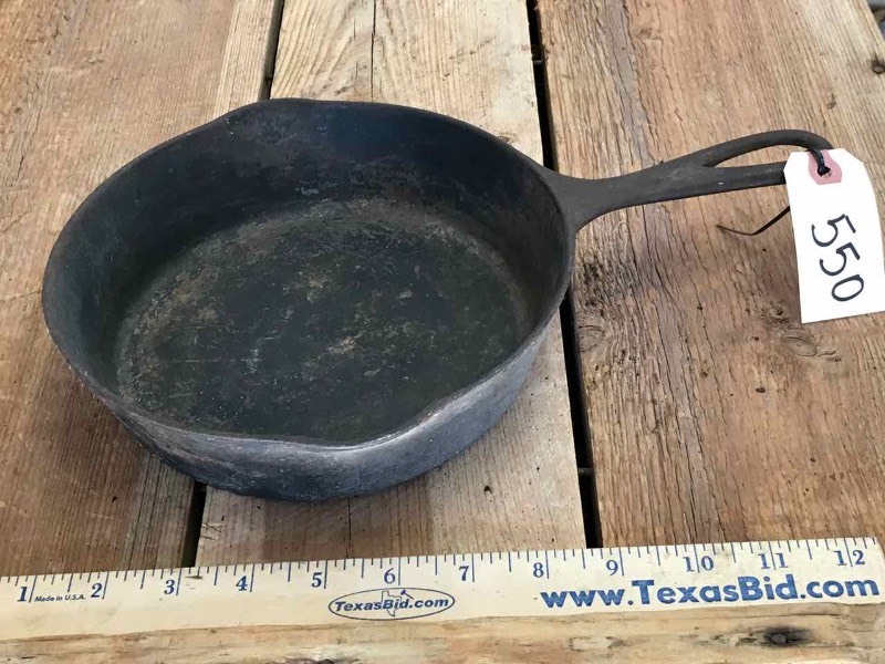 lot 550 image: Cast Iron Wagnerware 10 Inch Skillet