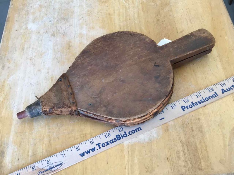 lot 492 image: Small Hand Made Billows