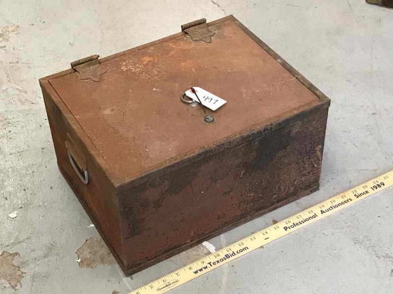 lot 497 image: Vintage Meilink Strong Box, with Key