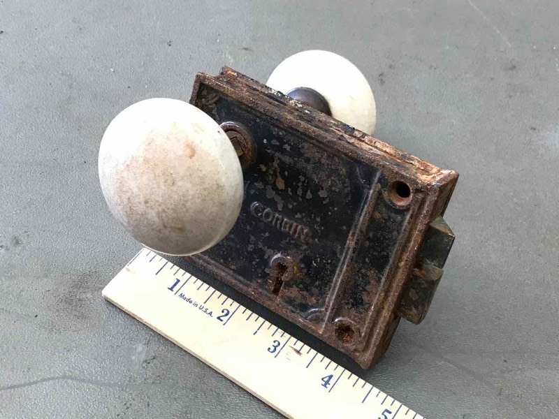 lot 498 image: Antique Porcelain Door Knobs with Lock (white)