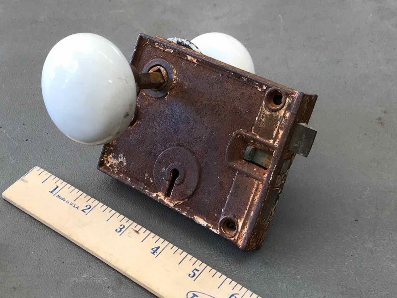 lot 499 image: Antique Porcelain Door Knobs with Lock (white)