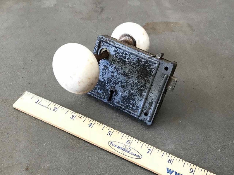 lot 501 image: Antique Porcelain Door Knobs with Lock (white)