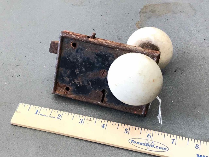 lot 504 image: Antique Porcelain Door Knobs with Lock (white)