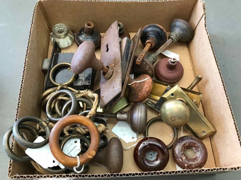 lot 507 image: Asst. Door Knobs, Door Knob Covers, Brass Switch Plate, Curtain Rings