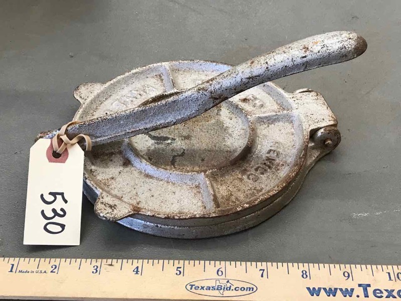 lot 530 image: Cast Iron Sultana Tortilla Press