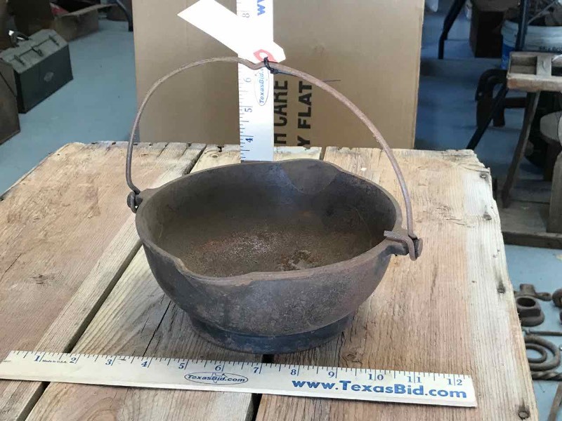 lot 532 image: Cast Iron Griswold Patty Bowl 871