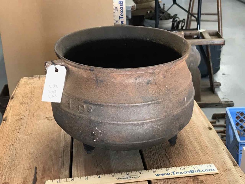 lot 533 image: Cast Iron Three Footed Kettle 3 Gs