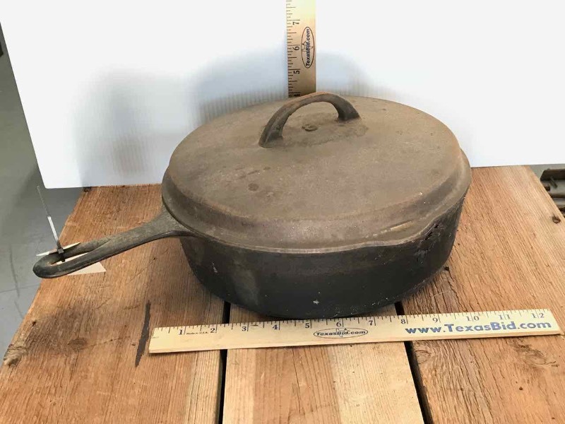 lot 536 image: Cast Iron #8 Fryer with Lid