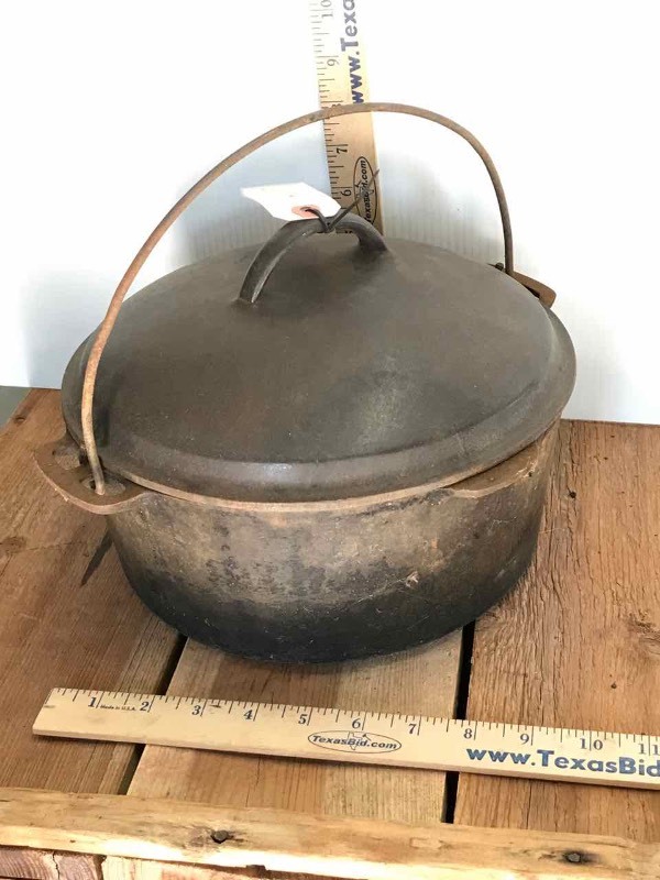 lot 537 image: Cast Iron Lidded Pot with Bail