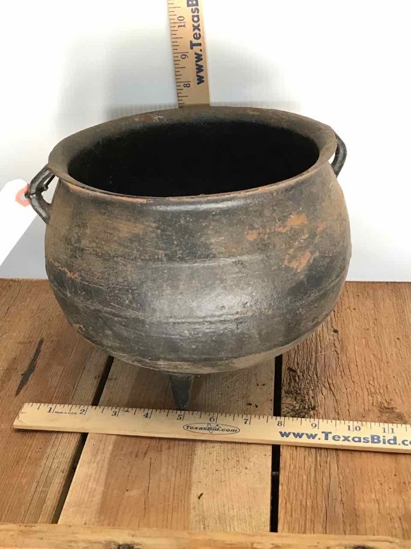 lot 538 image: Cast Iron Small Kettle