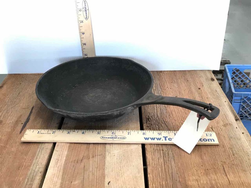 lot 539 image: Cast Iron Round Bottom Skillet