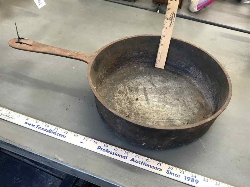 lot 542 image: Cast Iron 13 Inch Dutch Oven Skillet (legs cut off)