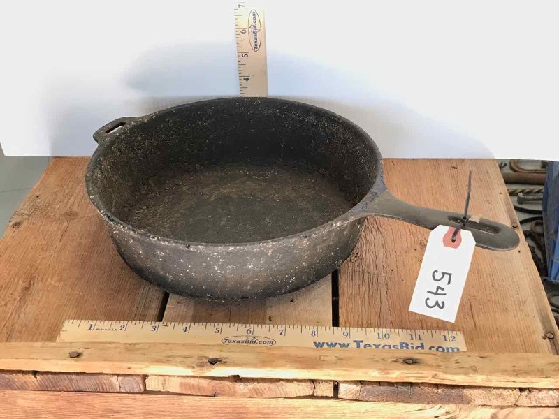 lot 543 image: Cast Iron Deep Fry Pan