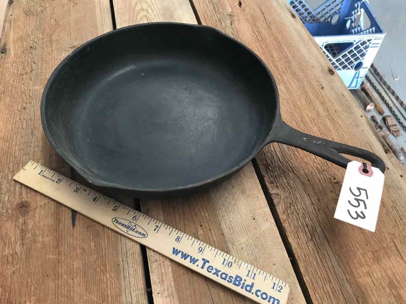 lot 553 image: Cast Iron Skillet 8T