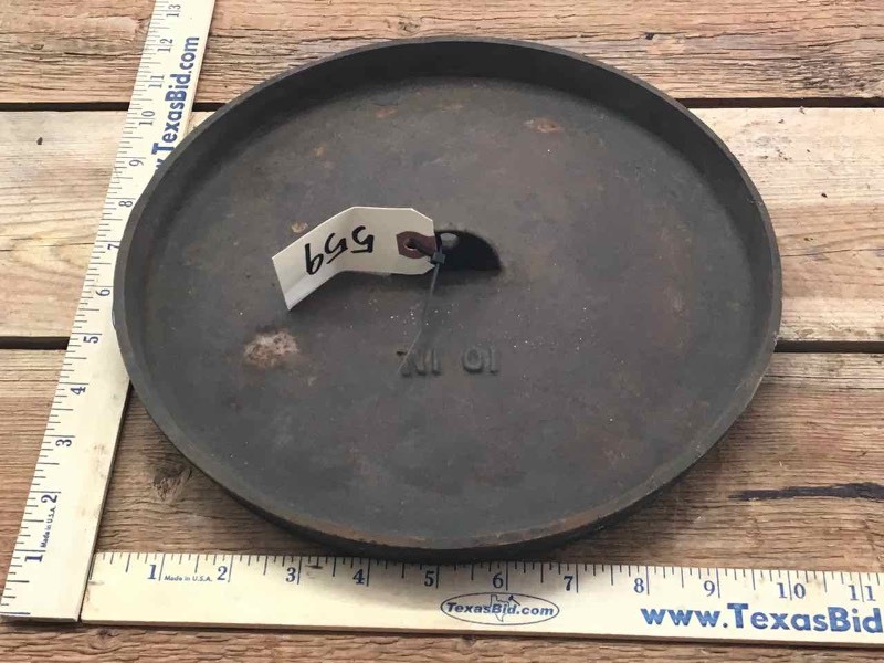 lot 559 image: Cast Iron Dutch Oven Lid