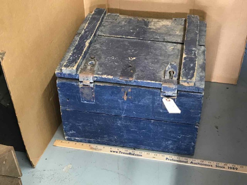 lot 572 image: Primitive Antique Blue M102 Booster Box (blue)