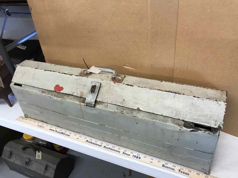 lot 576 image: Carpenters Metal Tool Tote