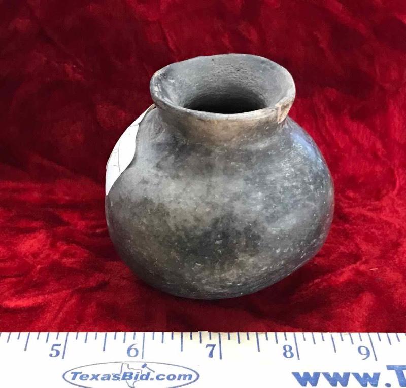 lot 592 image: Clay Pot (black)