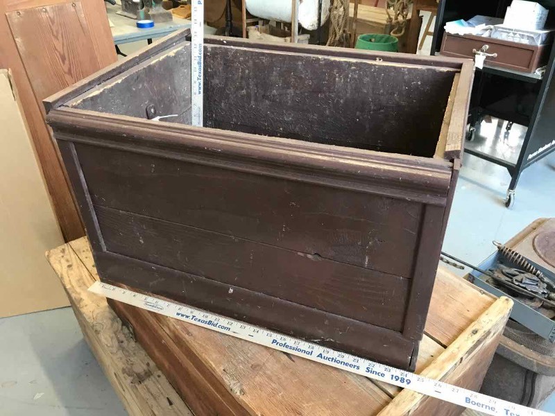 lot 601 image: Painted Wood Box