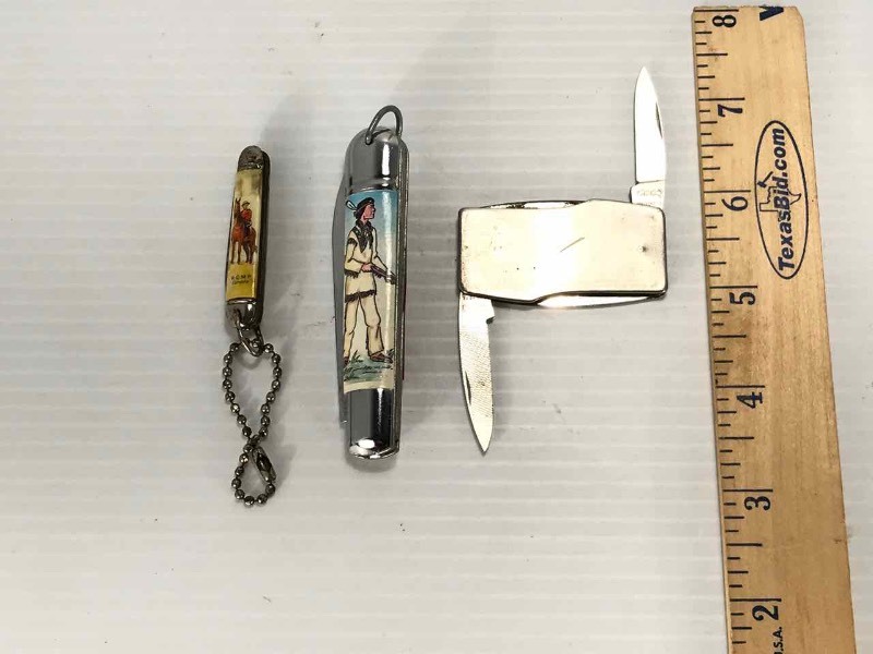 lot 624 image: (3) Pocket Knives Zippo, FES, Keychain Pen RCMP Canada