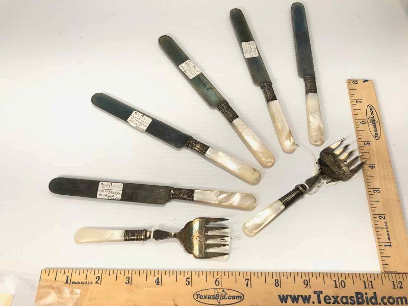 lot 633 image: Mother Of Pearl Handled Flatware