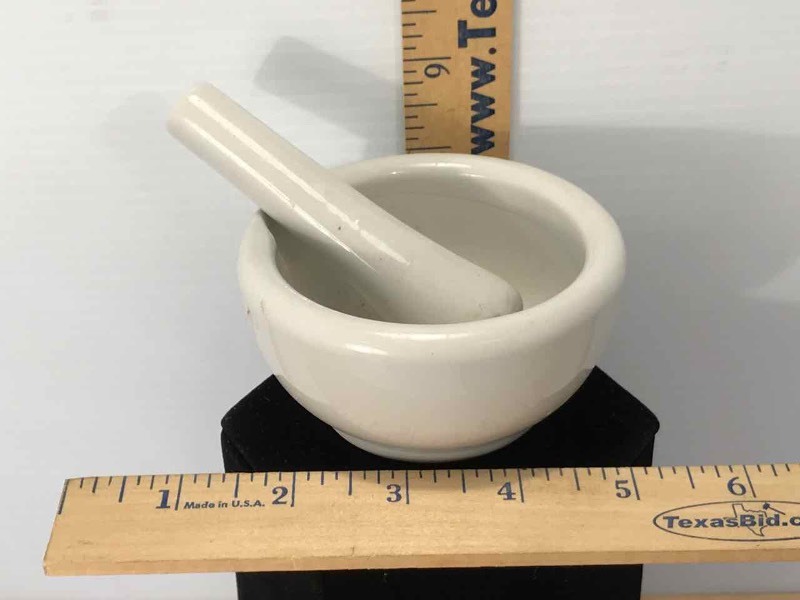 lot 650 image: Small Porcelain Mortis & Pestle