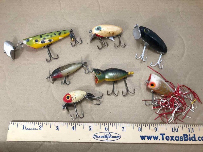 lot 680 image: (7) Lures Sputter Bug, Jitter Bug, Yellow, Red & White, Hula Popper, Green Chub, Hula Dancer