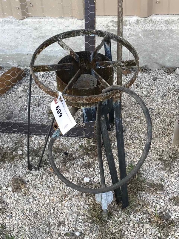 lot 699 image: Propane Cooker