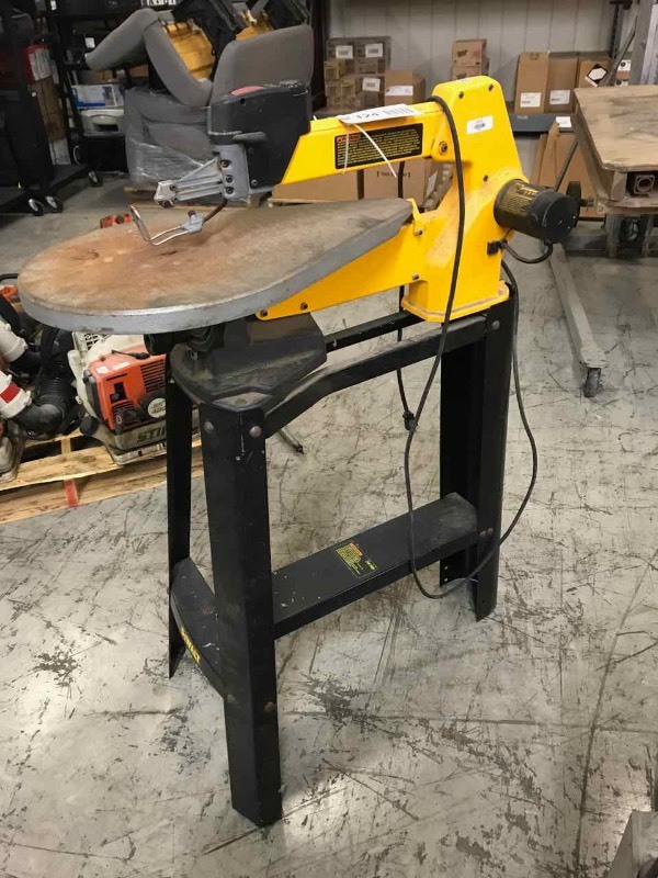 lot 124 image: DeWalt 20 Scroll Saw, Miod. DW788