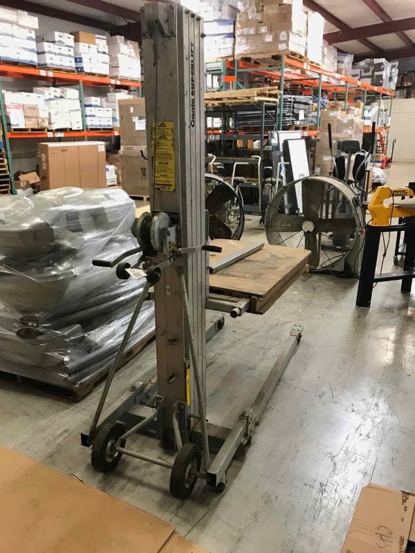 lot 125 image: Genie Superlift Model SL-24, 650 lbs capacity lift
