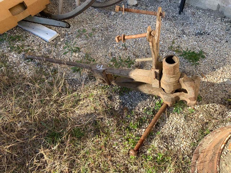 lot 61 image: Post Vise