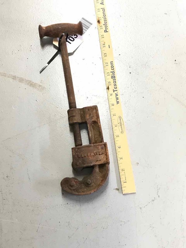 lot 103 image: Walworth Pipe Cutter