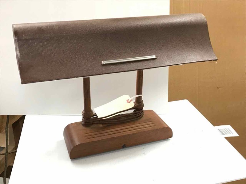 lot 122 image: Vintage Flourescent Desk Lamp