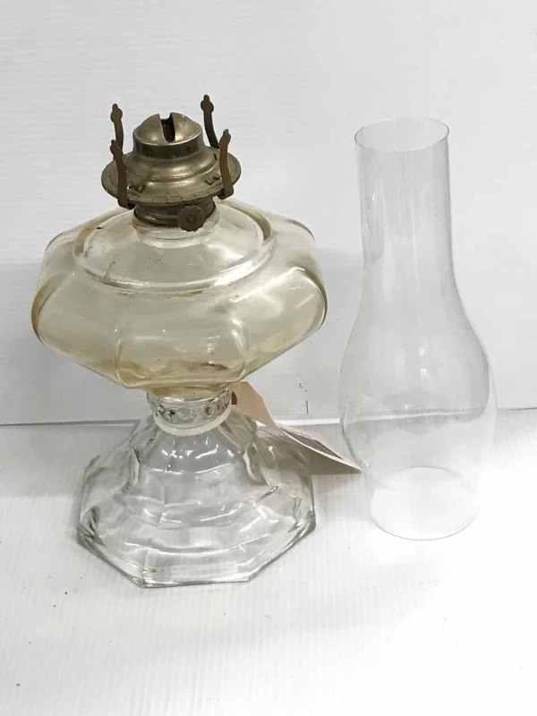 lot 125 image: Antique Oil Lamp (glass)