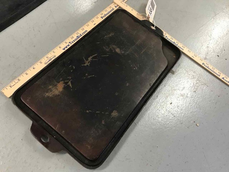 lot 133 image: Cast Iron Dry Fry Griddle