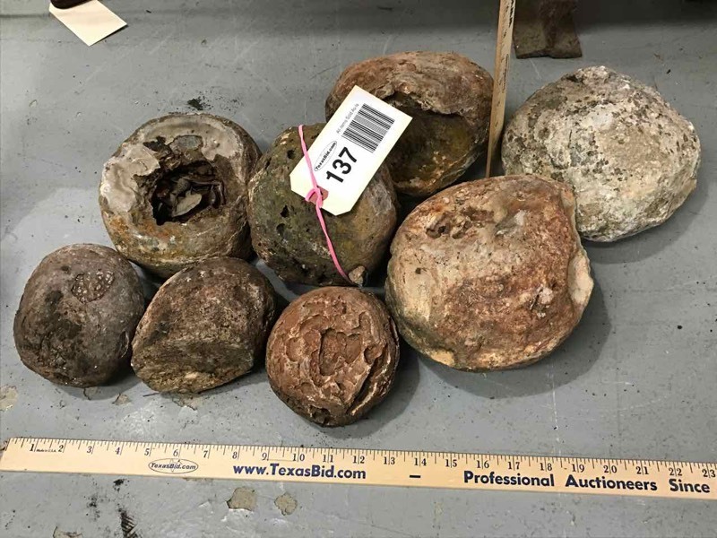 lot 137 image: (8) Rocks (geodes)