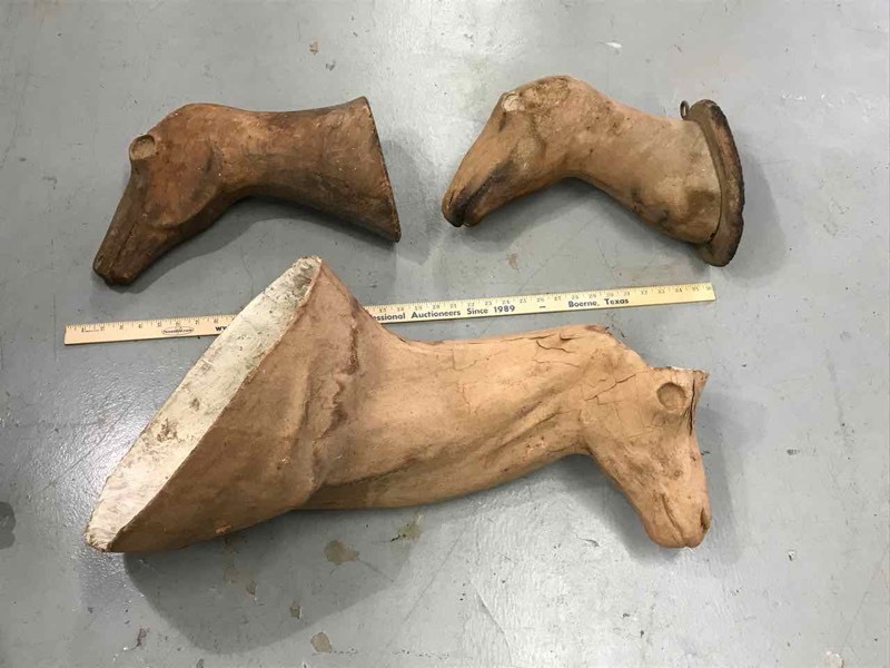 lot 139 image: Taxidermy Molds (2 wood heads, 1 fiberglassplaster)
