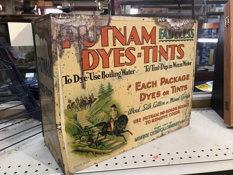 lot 58 image: Antique Putnam Dyes - Tints Display TinCabinet