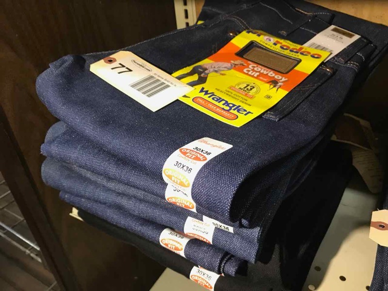 lot 77 image: Wrangler 13MWZ Original Fit Cowboy Cut Jeans (7) 30 x 36