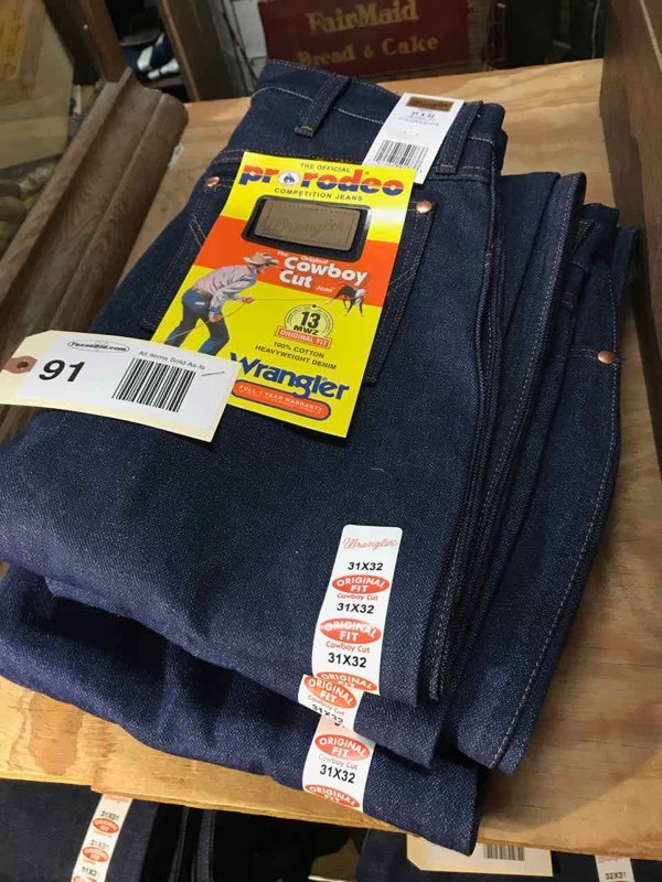 lot 91 image: Wrangler 13MWZ Original Fit Cowboy Cut Jeans (3) 31 x 32