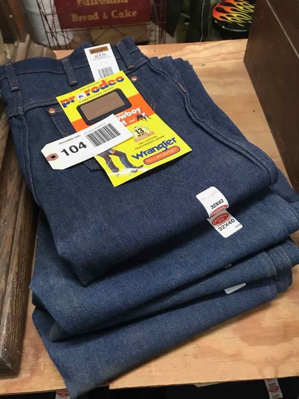 lot 104 image: Wrangler 13MWZ Original Fit Cowboy Cut Jeans (4) 32 x 40