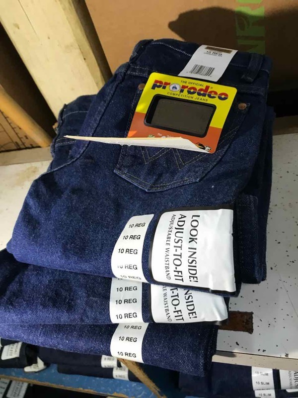 lot 136 image: Wrangler 13MWZBP Cowboy Cut Jeans (4) 10 Regular