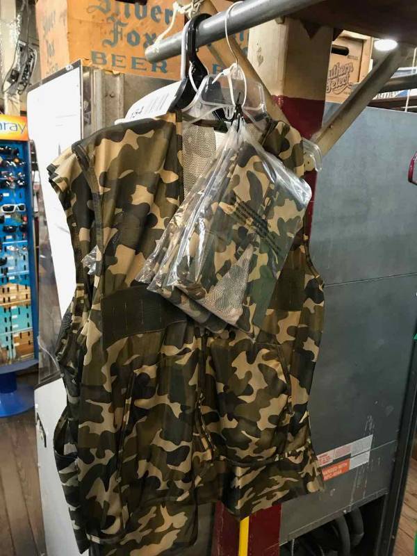 lot 154 image: Camo Vests (9 - L & XL)