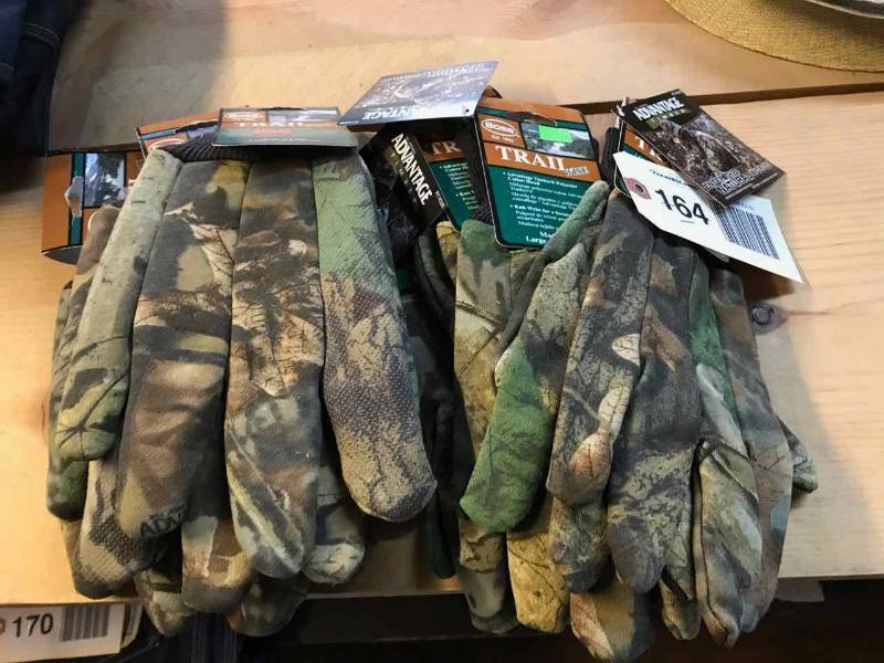 lot 164 image: Camo Gloves (8 Pair, Mixed Sizes)