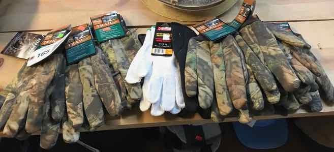 lot 165 image: Camo Gloves (9 Pair, Mixed Sizes)